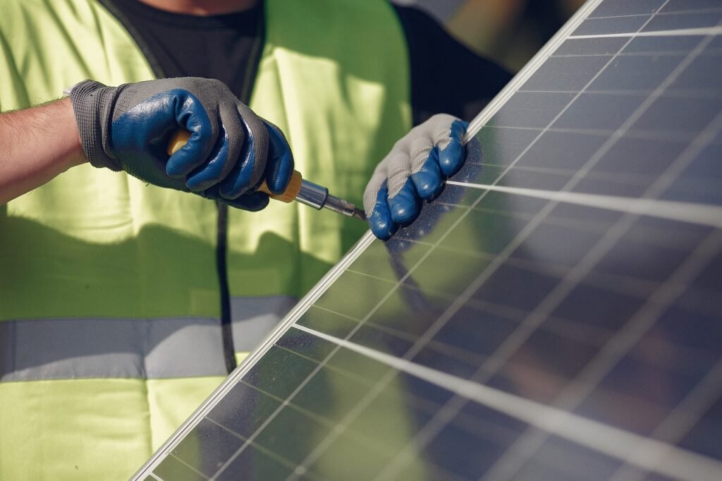 Elektrycy zakładają panele fotowoltaiczne w gospodarstwie domowym